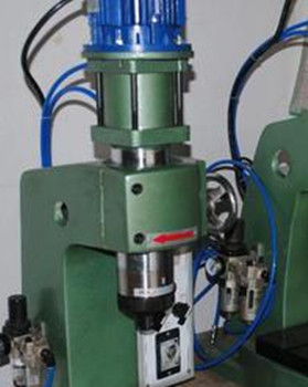 為什么氣壓鉚接機(jī)使用中鉚釘會(huì)發(fā)燙？